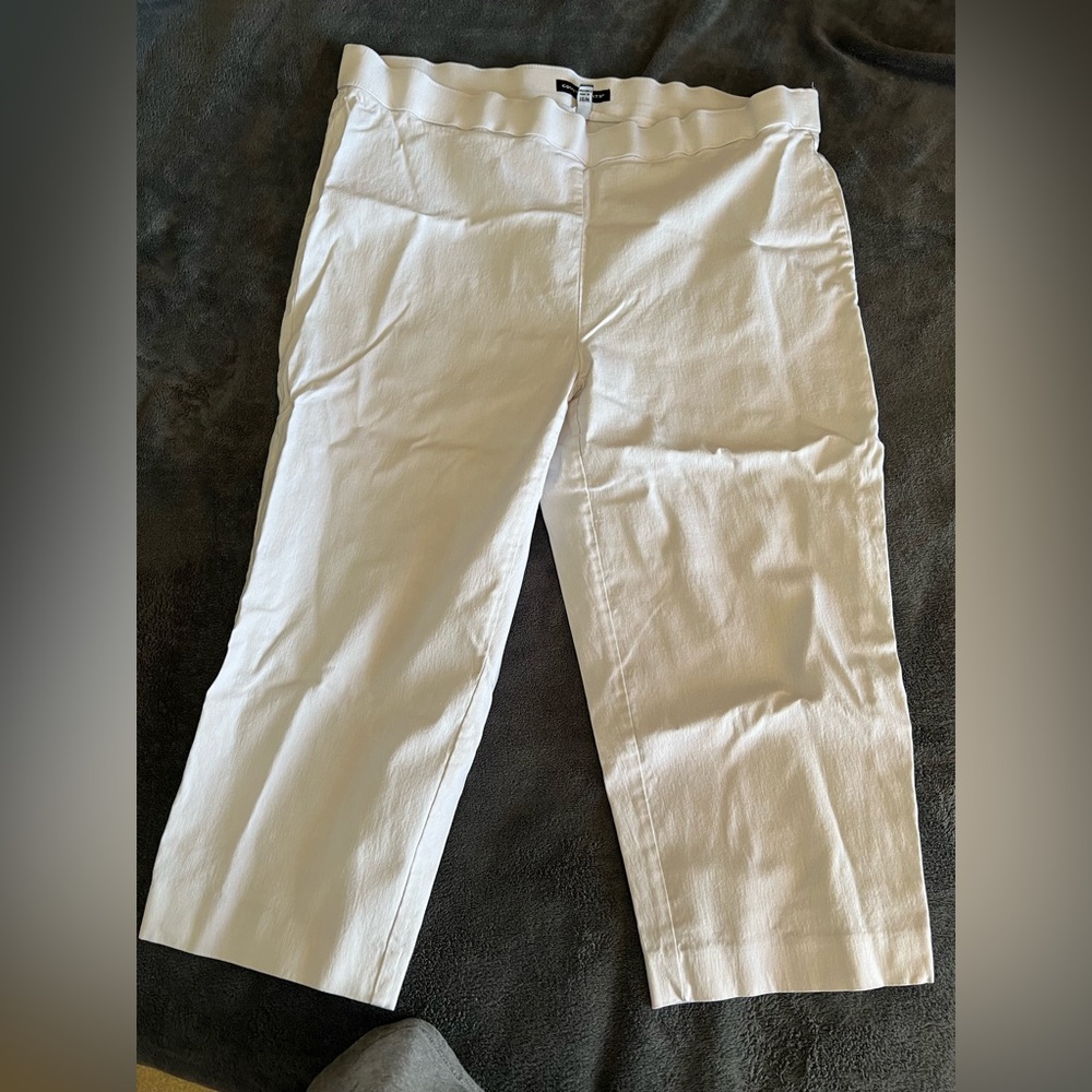 Sz 18 white capri pants.